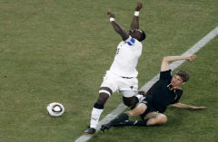 加纳球队球风凶悍,在世界杯赛场上欢声雷动