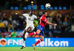 加纳国家队顶着进攻旗帜，在世界杯赛场上生机勃勃