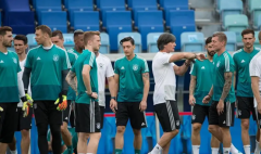 德国足球队冠军充满希望，世界杯上精神风格结合在一起