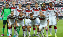 德国足球队球迷鼓舞士气，世界杯上取得了很好的成绩