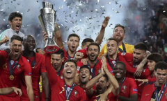 葡萄牙足球队球迷欢呼雀跃，世界杯上备受关注