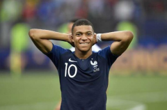 法国队的球员很是稳健，在世界杯上续写不输的历史篇章